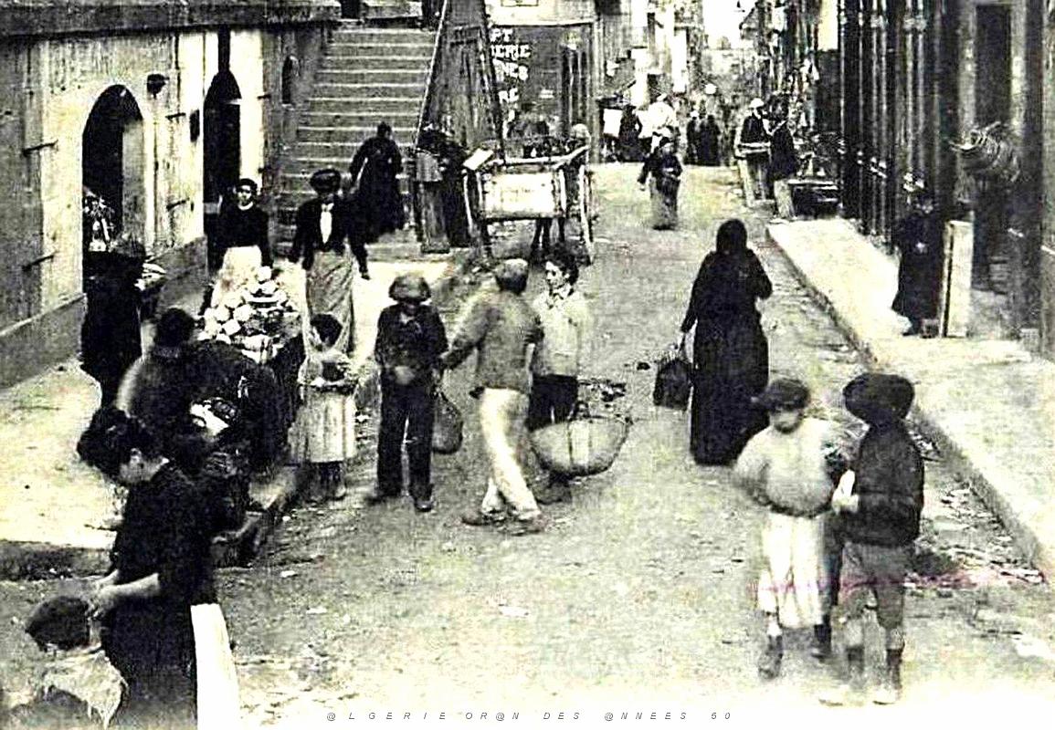 1824- Philippeville - La Rue2 de Constantine et le Marche.jpg